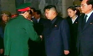 Ông Kim Jong-un bắt tay một quan chức quân đội trong khi Kim Yeo-jong đứng phía sau