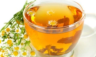 Trà hoa cúc giúp bạn ngủ ngon hơn.