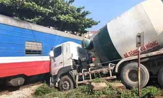 Hiện trường xe bồn húc tàu hỏa khi đi qua đường ngang ở Bắc Giang.