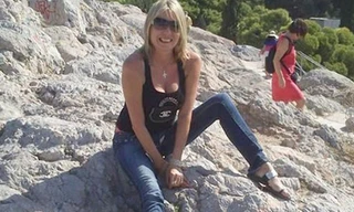 Lois lên eBay tìm kiếm người đàn trong mơ