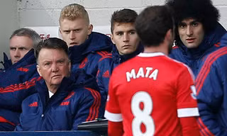 Van Gaal nhận xét Mata là mẫu cầu thủ không cố ý triệt hạ đối thủ. Ảnh: Reuters.
