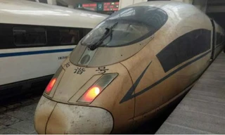 Tàu cao tốc Trung Quốc chuyển màu xám xịt vì không khí ô nhiễm