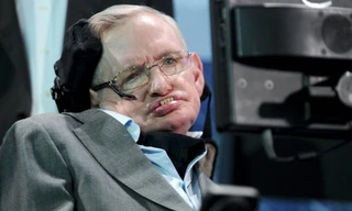 Thiên tài vật lý Stephen Hawking không đầu hàng bệnh tật để sống với đam mê nghiên cứu khoa học cho đến cuối đời. Ảnh: AP.