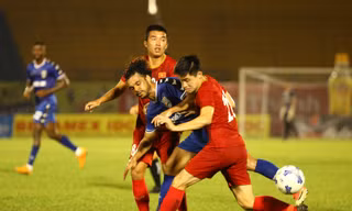 Các cầu thủ B.Bình Dương (xanh) cho thấy sự bản lĩnh trước các cầu thủ trẻ U20 Việt Nam