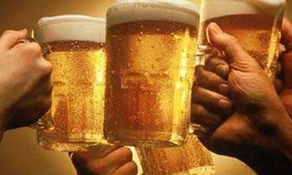 Bọt bia nhỏ, mịn và bám ở thành cốc nhiều là bia an toàn, bia ngon.