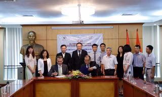 Ông Arnoud van den Berg, TGĐ FrieslandCampina VN (trái) và ông Nguyễn Việt Dũng, GĐ Trung tâm Truyền thông Tài nguyên và Môi trường