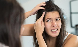 Nhổ tóc bạc không hề tốt cho mái tóc của bạn. Ảnh: Prevention.