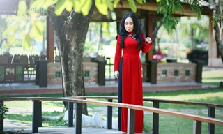 Việt Hương 'yểu điệu thục nữ' khi mặc áo dài 