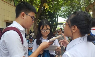 Thí sinh trao đổi sau giờ làm bài