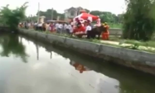 Chú rể đến đón cô dâu bằng xe ngựa độc đáo