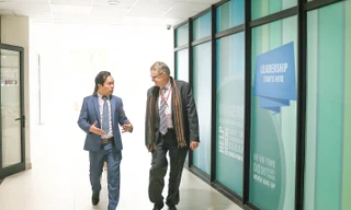 Thầy Phan Anh (bìa trái) cùng đại diện CIS trong chuyến làm việc thực tế tại trường