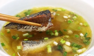 Canh cá nục dưa hồng thường được nấu nhiều nhất vào mùa hè, đó là mùa cá nục tươi ngon nhất, cũng là mùa của những trái dưa hồng bé nhỏ xinh xinh, căng tròn và xanh mọng.