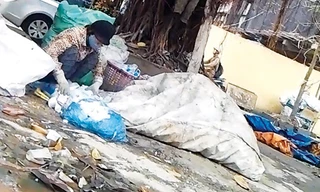 Ngang nhiên thu gom nhựa thải y tế ngay trước cổng phụ Bệnh viện Nhi T.Ư - Ảnh: Hà An 