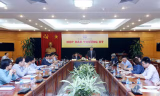 Thứ trưởng Bộ Khoa học và Công nghệ Phạm Công Tạc chủ trì buổi họp báo thường kỳ.