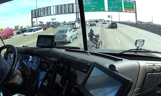 Hành động nghĩa hiệp của tài xế xe tải