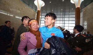 Người mẹ xứ Nghệ nức nở trong vòng tay con trai, cầu thủ Xuân Mạnh.