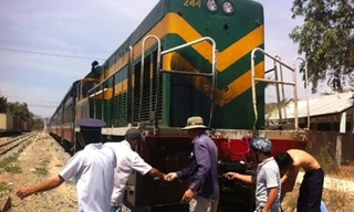 Tàu hỏa xẻ đôi máy cày, đường sắt Bắc - Nam tê liệt