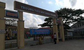 Sáng ngày 17/3, tại Trường tiểu học Bình Chánh, Bến Lức, Long An diễn ra buổi họp khẩn liên quan đến sự việc "cô giáo quỳ".