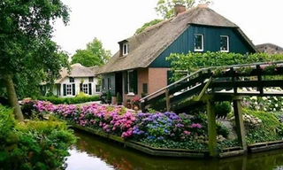 Ngôi làng Giethoorn yên ả với cây cầu nối liền tới cửa nhà. hollandisbeautiful.