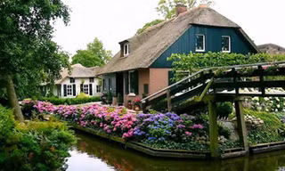 Ngôi làng Giethoorn yên ả với cây cầu nối liền tới cửa nhà. hollandisbeautiful.