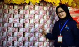 Nhân viên vác bao tải lĩnh tiền thưởng Tết gây sốt mạng xã hội