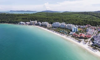 Khu nghỉ dưỡng chủ đề sang trọng bậc nhất thế giới (World's Leading Luxury Themed Resort 2018) JW Marriott Phu Quoc Emerald Bay thu hút đông đảo khách hạng sang đến Nam đảo Ngọc.