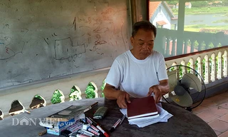 Nơi lớp học của thầy trò nằm trên tầng thượng của ngôi nhà rất gọn gàng và mát mẻ.