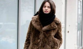 Áo khoác lông mang đến cho quý cô vẻ thời trang, vừa cực kỳ ấm áp.