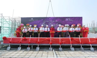 Các đại biểu cắt băng tại lễ cất nóc tòa nhà