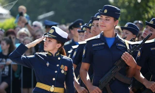 Nữ sinh trường không quân Nga hút hồn trong ngày khai giảng