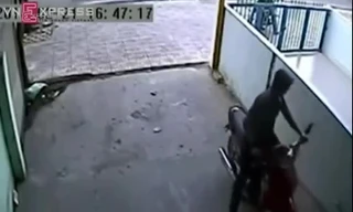 Những người bất lực đuổi theo trộm bẻ khoá xe máy