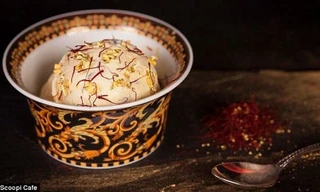 Dùng xong món kem đắt tiền, du khách còn được mang luôn cả bát và thìa về làm kỷ niệm.