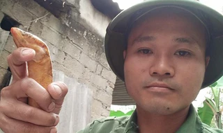 Anh Thành cầm con lươn dạng hiếm vừa bắt được