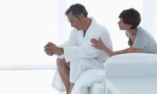 Bi hài con rể tặng bố vợ 'sùi mào gà'