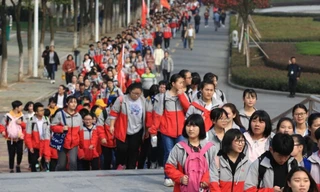 Hàng nghìn học sinh hành quân 40km mong đặt chân vào trường đại học