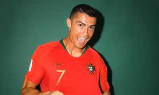 Ronaldo nhí nhảnh chụp ảnh thẻ World Cup