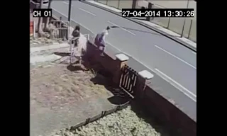 Ngã sấp mặt vì nhảy qua tường chặn đường bạn gái