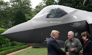 Tổng thống Trump 'soi' máy bay chiến đấu F-35 tại Nhà Trắng