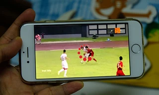 Một người dùng xem Asiad trên di động.