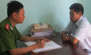 Tứ bảo đưa bạn gái nào về nhà cũng bị bà nội ngăn cấm yêu đương. 