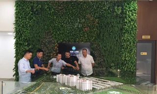 Nhiều khách nước ngoài quan tâm và đến tìm hiểu Him Lam Green Park