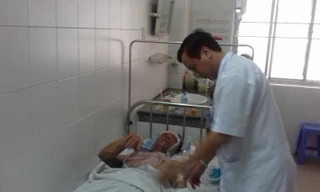 Bệnh nhân bị bỏng cồn đang được điều trị