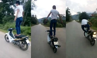 Hình ảnh về thanh niên đứng trên xe máy đang chạy. (Ảnh cắt từ clip)