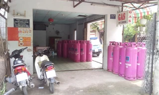 Đại lý gas nằm ở góc đường Lê Thiệt - Bình Long (P.Phú Thọ Hòa, Q.Tân Phú, TP.HCM) khiến người dân sống ở khu vực này nơm nớp lo sợ - Ảnh: Đức Tiến (Thanh Niên). 
