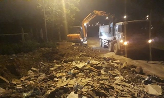  Công ty Môi trường đô thị Hà Nội, chi nhánh Cầu Diễn phải thường xuyên huy động xe cẩu để dọn rác trên đường gom Đại lộ Thăng Long.