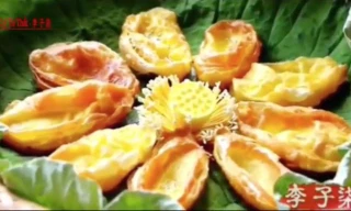 Món cánh hoa sen chiên giòn khác lạ của mỹ nữ Trung Quốc