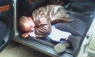 Tên trộm vẫn ngủ ngon lành sau khi đã vào bên trong chiếc xe 
