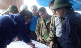 Phó Chủ tịch UBND tỉnh Đặng Huy Hậu trực tiếp có mặt chỉ đạo tại hiện trường. Ảnh: Báo Quảng Ninh