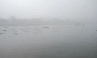 Màn sương mù dày đặc xuất hiện ngày đầu năm – Ảnh: Kim Hà