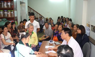 Rất đông bệnh nhân đang chờ để được bác sĩ Ngô Quang Hùng thăm khám